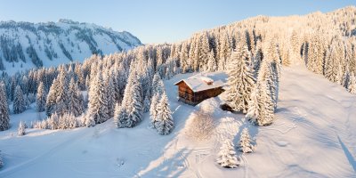 Traumhafte Alleinlage in den verschneiten Alpen