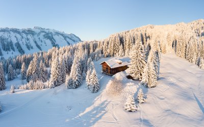 Traumhafte Alleinlage in den verschneiten Alpen