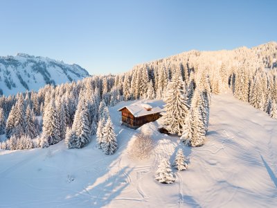 Traumhafte Alleinlage in den verschneiten Alpen