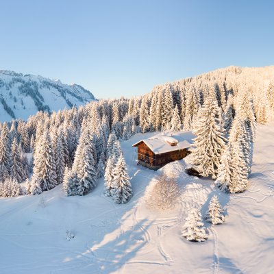 Traumhafte Alleinlage in den verschneiten Alpen