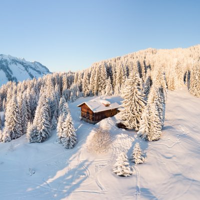 In den Allgäuer Alpen liegt die wunderschöne Wannenkopfhütte und bietet traumhafte Wintermomente