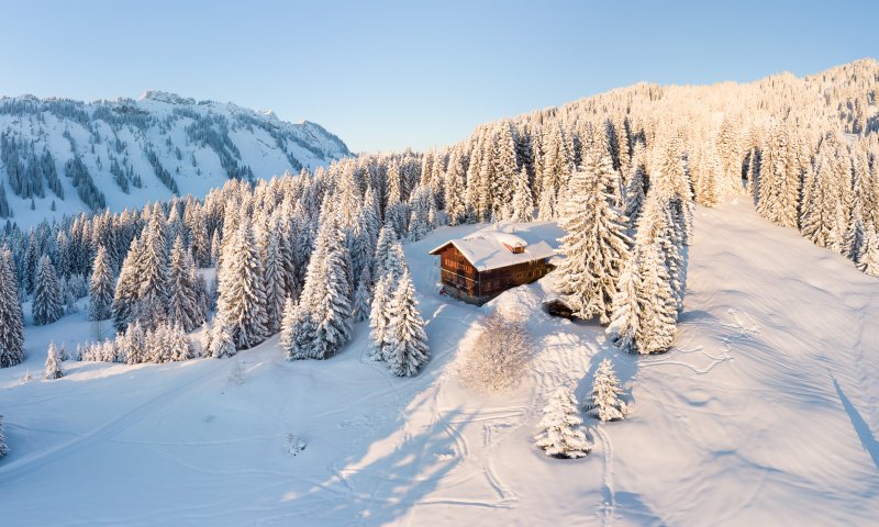 Traumhafte Alleinlage in den verschneiten Alpen