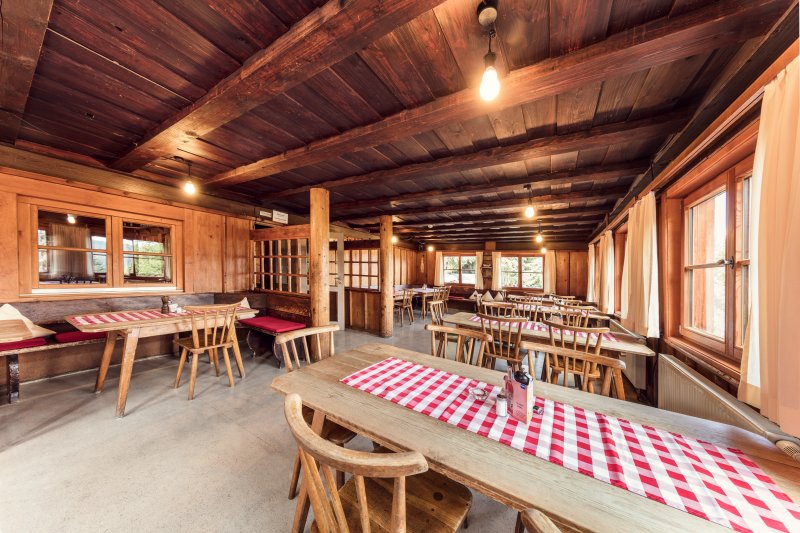 Traditionelle Allgäuer Kässpatzen auf der urigen Berghütte im Allgäu
