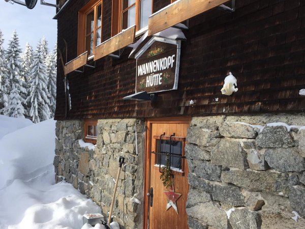 Wannenkopfhütte mit viel Neuschnee