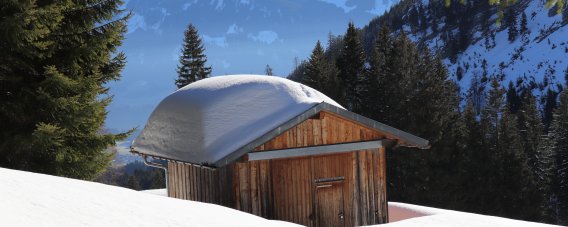 Hütte in Schnee gehüllt