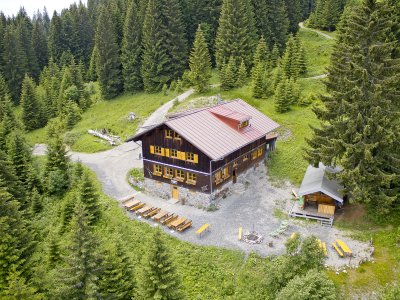 Die Wannenkopfhütte bei Oberstdorf ist eine urige Allgäuer Berghütten mit traumhaftem Blick auf die Berge.