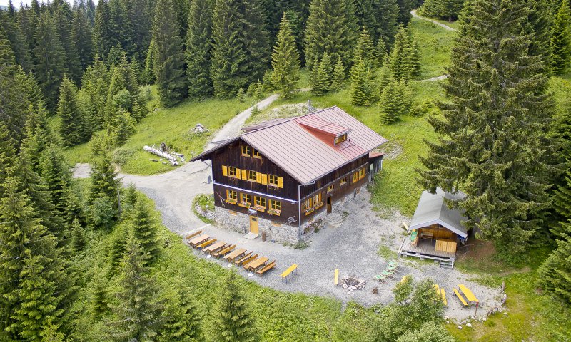 Die Wannenkopfhütte bei Oberstdorf ist eine urige Allgäuer Berghütten mit traumhaftem Blick auf die Berge.