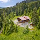 Die Wannenkopfhütte bei Oberstdorf ist eine urige Allgäuer Berghütte mit traumhaftem Blick auf die Berge.