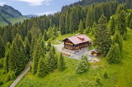 Die Wannenkopfhütte bei Oberstdorf ist eine urige Allgäuer Berghütte mit traumhaftem Blick auf die Berge. Die Wannenkopfhütte bei Oberstdorf