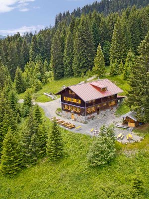 Die Wannenkopfhütte bei Oberstdorf ist eine urige Allgäuer Berghütte mit traumhaftem Blick auf die Berge.