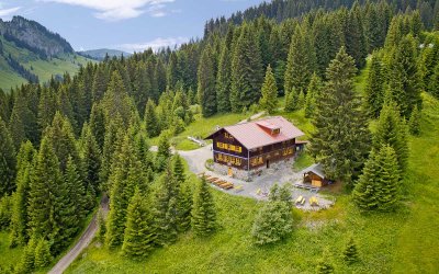 Die Wannenkopfhütte bei Oberstdorf ist eine urige Allgäuer Berghütte mit traumhaftem Blick auf die Berge.