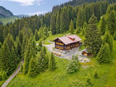 Die Wannenkopfhütte bei Oberstdorf ist eine urige Allgäuer Berghütte mit traumhaftem Blick auf die Berge.