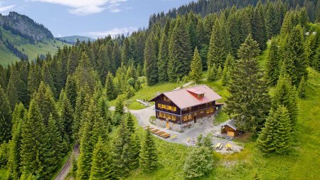 Die Wannenkopfhütte bei Oberstdorf ist eine urige Allgäuer Berghütte mit traumhaftem Blick auf die Berge.