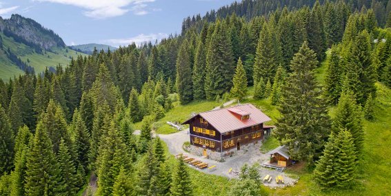 Die Wannenkopfhütte bei Oberstdorf ist eine urige Allgäuer Berghütte mit traumhaftem Blick auf die Berge.