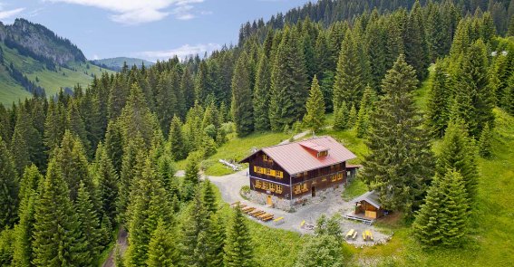 Die Wannenkopfhütte bei Oberstdorf ist eine urige Allgäuer Berghütte mit traumhaftem Blick auf die Berge.
