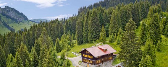 Die Wannenkopfhütte bei Oberstdorf ist eine urige Allgäuer Berghütte mit traumhaftem Blick auf die Berge.