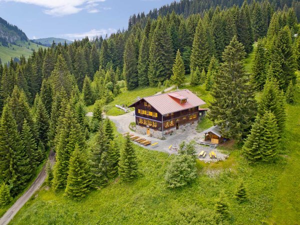 Die Wannenkopfhütte bei Oberstdorf ist eine urige Allgäuer Berghütte mit traumhaftem Blick auf die Berge.