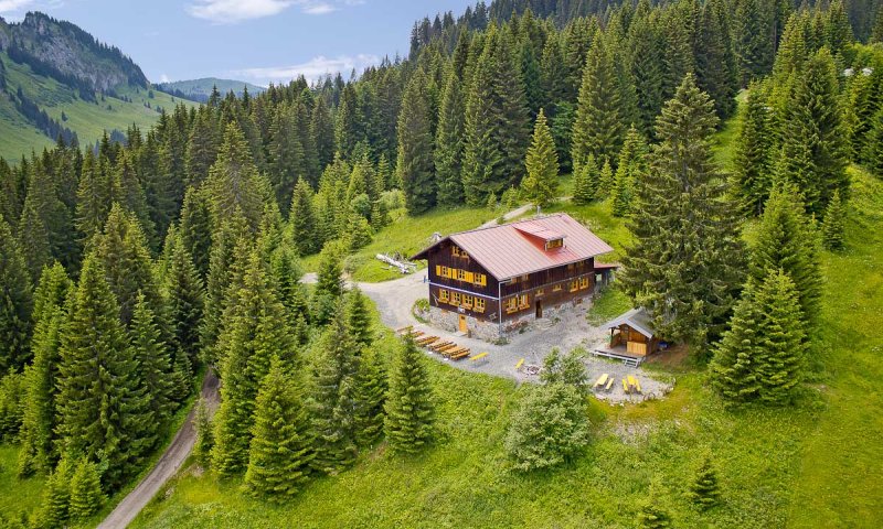 Die Wannenkopfhütte bei Oberstdorf ist eine urige Allgäuer Berghütte mit traumhaftem Blick auf die Berge.