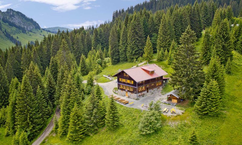 Die Wannenkopfhütte bei Oberstdorf ist eine urige Allgäuer Berghütte mit traumhaftem Blick auf die Berge.