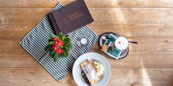 Kaffee und leckere Nachspeise - so lässt es sich gut gehen!