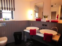 Badezimmer mit Dusche und Wanne