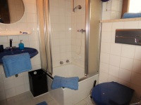 Badezimmer mit Dusche/WC