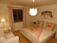 Schlafzimmer mit Doppelbett