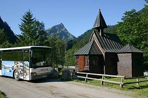 Linienbus an der Hubertuskapelle im Hintersteiner Tal