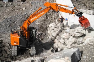 Hitachi ZX 135 mit Drehstützgreifer