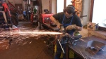 Arbeit mit dem Winkelschleifer