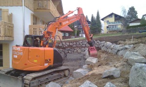 Bagger Hitachi 135 bei Landschaftsgestaltung