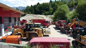 Verschiedene Fahrzeuge im Hof