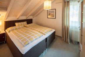 Großes Schlafzimmer mit kuscheligen Betten