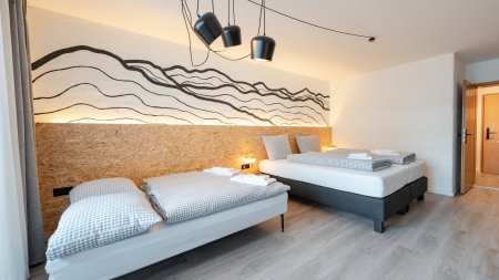 Hotelzimmer mit zwei Betten und modernem Design