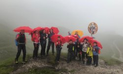 Kindergruppe mit Regenschirm