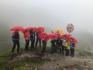 Kindergruppe mit Regenschirm