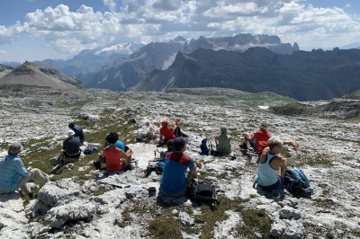 Urwege3 Pause mit bestem Dolomitenblick