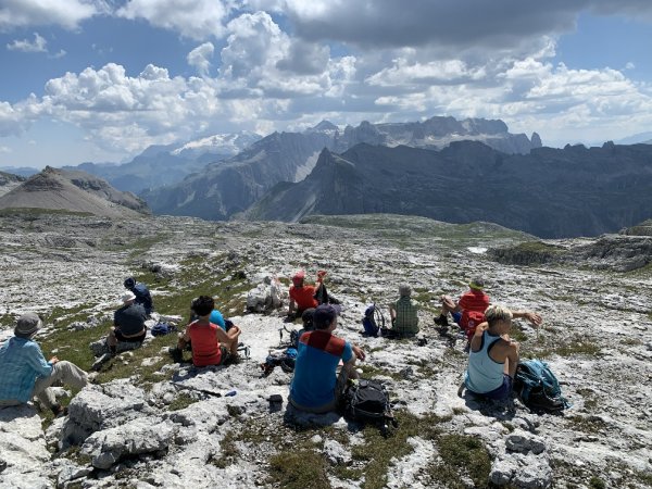 Urwege3 Pause mit bestem Dolomitenblick