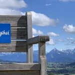 Wanderbank mit Neuschnee