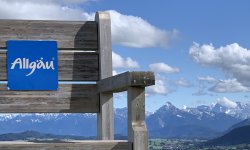 Im Allgäu hat es geschneit. Der Herbst ist da. Eine herrliche Zeit für Wanderungen in mittleren Höhen in den Allgäuer Voralpen. Wanderbank mit Neuschnee