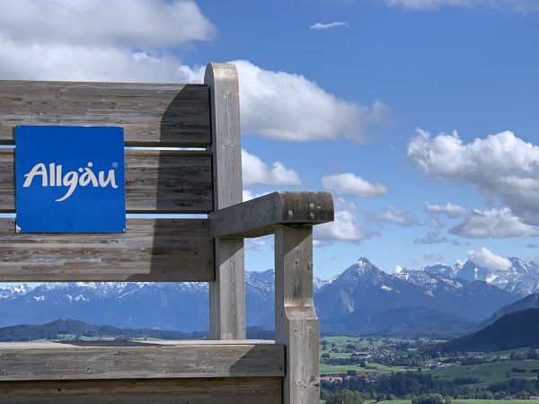 Wanderbank mit Neuschnee