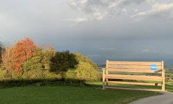 Wanderbank im Herbst