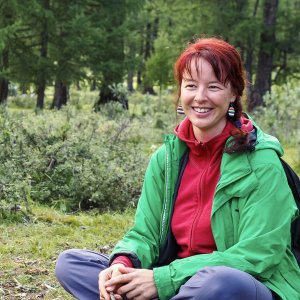 Aufgewachsen in den Kärntner Nockbergen in Österreich bringt Lena eine große Liebe zur Natur und zum Wandern mit. Als gebürtige Hamburgerin verbindet sie weltoffene Neugierde mit dem Interesse an Natur und Mensch. Bewegung unter freiem Himmel, Faszination an den Wundern der Natur und die Begegnung mit Menschen erfreut ihr Herz! Mit großem Vergnügen und viel Charme teilt sie diese Leidenschaft mit Gruppen auf Wanderungen durch die Berglandschaft der Alpen! Foto Lena Wandern