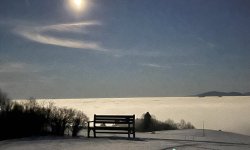 Panoramweg mit Schnee und Vollmond