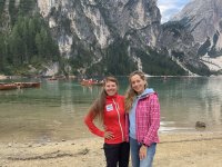 Tamina und Rita am Pragser Wildsee angekommen