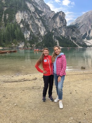 Tamina und Rita am Pragser Wildsee angekommen