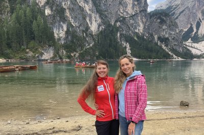 Tamina und Rita am Pragser Wildsee angekommen