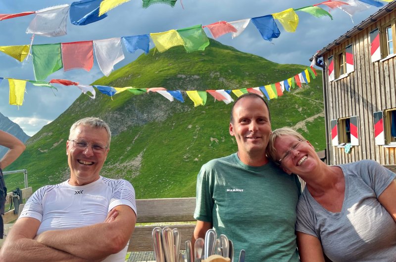 Gemütlich auf der Terasse, Memminger Hütte