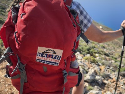 Rita mit Rucksack und Meerblick