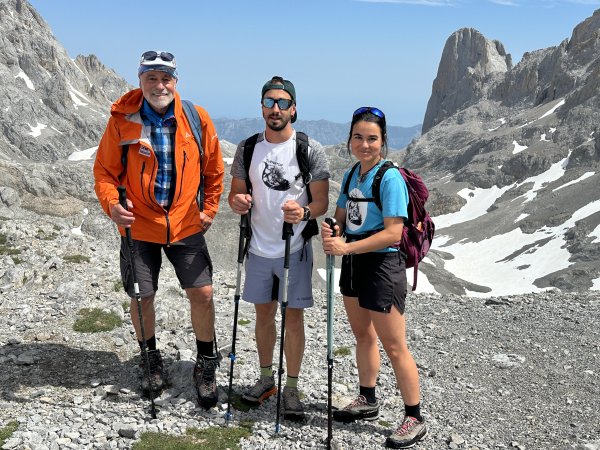 Gruppe mit Pico Urriellu (2.519 m) hinten rechts